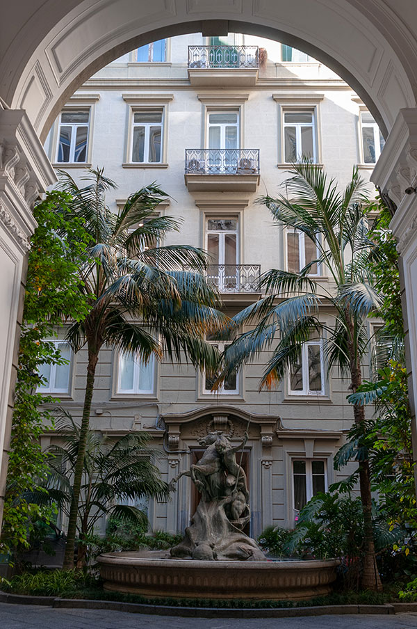 Cortile via dei Mille 16, Napoli